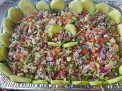 Una foto de ceviche de pescado con cebolla morada