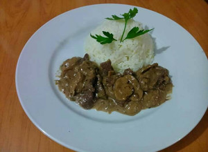 Una foto de Strogonoff de Carne con arroz