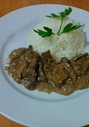 Una foto de Strogonoff de Carne con arroz