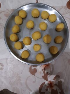 बेसन के लडू (besan ke ladoo recipe in Hindi) रेसिपी मुख्य फोटो