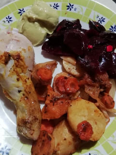 Una foto de Pollo al horno con vegetales, ensalada y mayonesa de palta