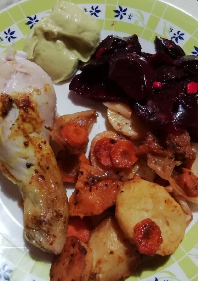 Una foto de Pollo al horno con vegetales, ensalada y mayonesa de palta