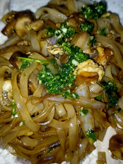 Una foto de Noodles con setas