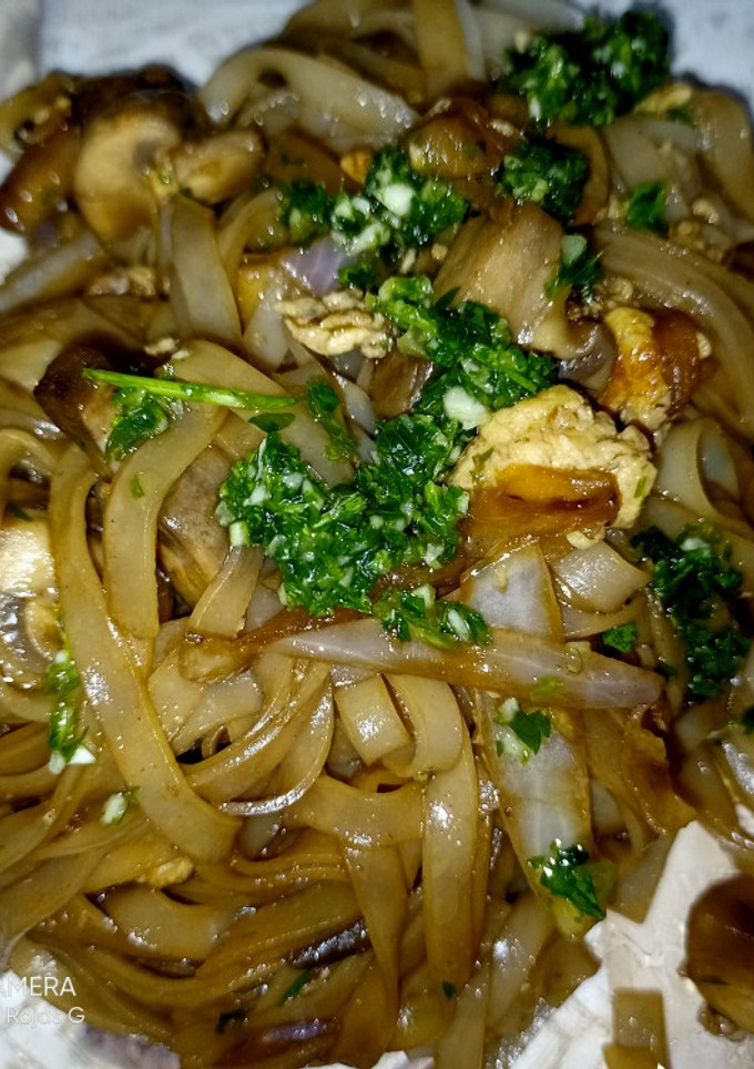Una foto de Noodles con setas