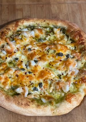 A picture of Seafood Pizza.