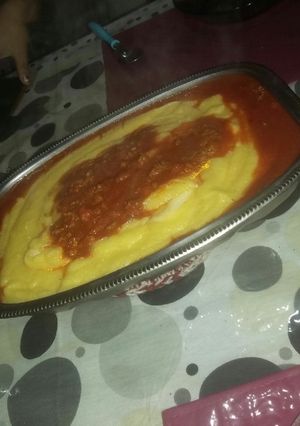 Una foto de Polenta con bolognesa