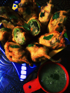 मिर्ची वडा (पकौड़ा) (Mirchi vada recipe in hindi) रेसिपी मुख्य फोटो