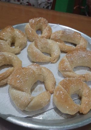 Una foto de Medialunas rellenas con dulce de leche🥰🌙
