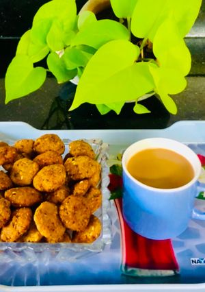 करेला की छिलकेकी  मठरी(karela ki chilke ki mathri recipe in hindi) रेसिपी मुख्य फोटो