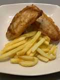 Pescado rebozado en una mezcla especial con Papas Fritas crocantes