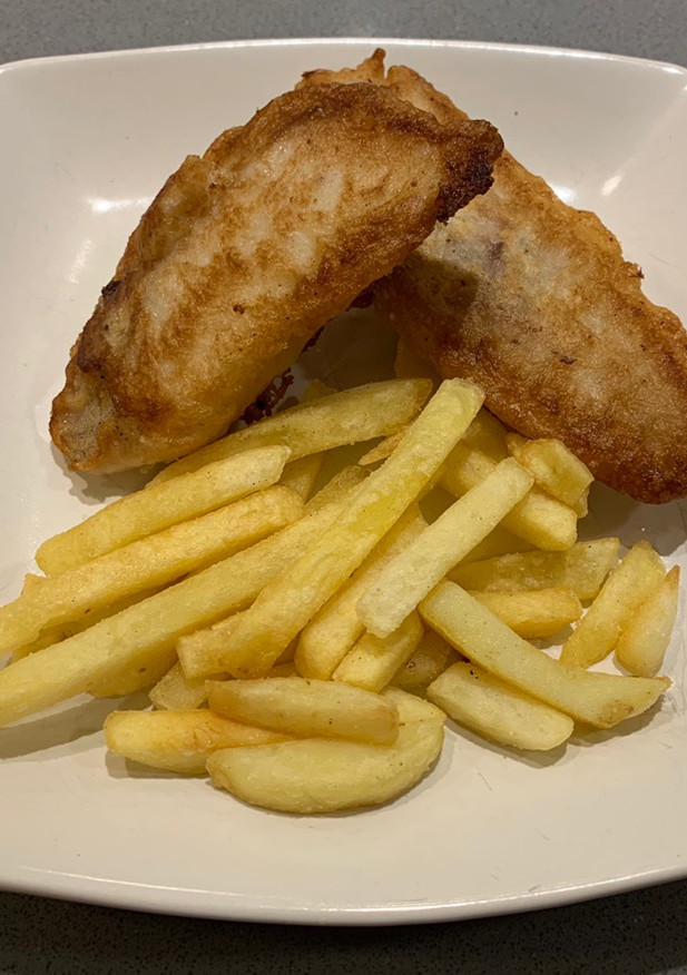 Una foto de Pescado rebozado en una mezcla especial con Papas Fritas crocantes