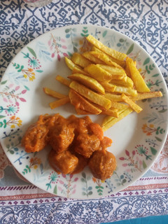 Una foto de Albóndigas en salsa con patatas fritas