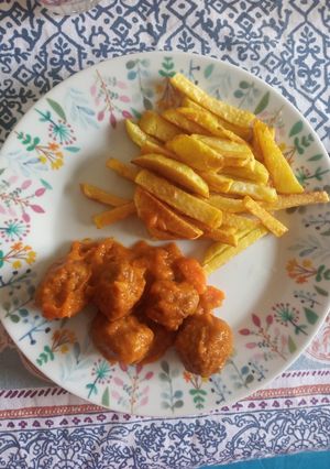 Una foto de Albóndigas en salsa con patatas fritas