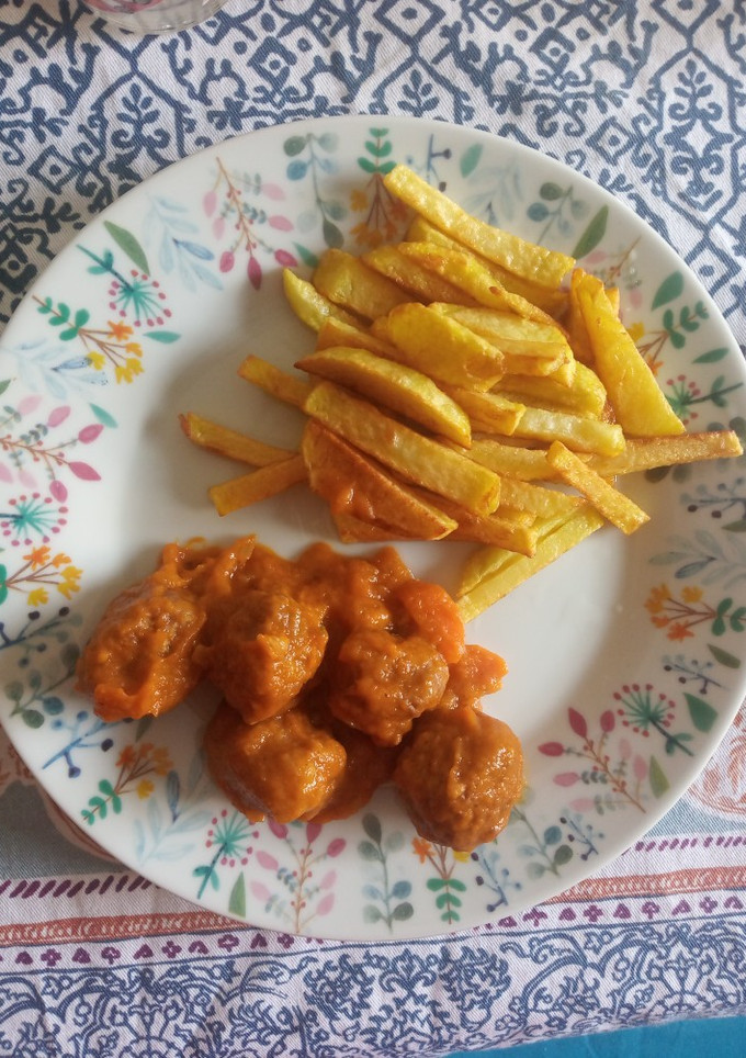 Una foto de Albóndigas en salsa con patatas fritas