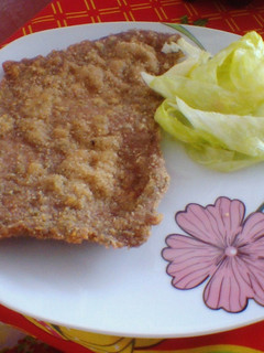Una foto de Milanesa de carne de vaca con ensalada de lechuga