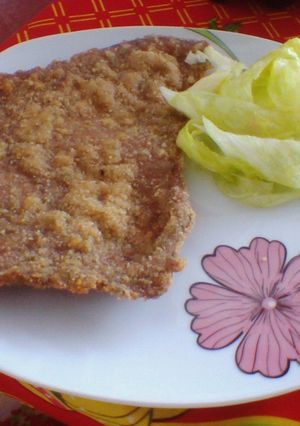 Una foto de Milanesa de carne de vaca con ensalada de lechuga