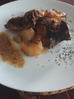 Una foto de Pollo asado con papas bbq