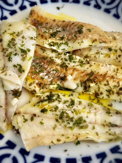 Una foto de Filetes de abadejo con ajo y perejil (en microondas)