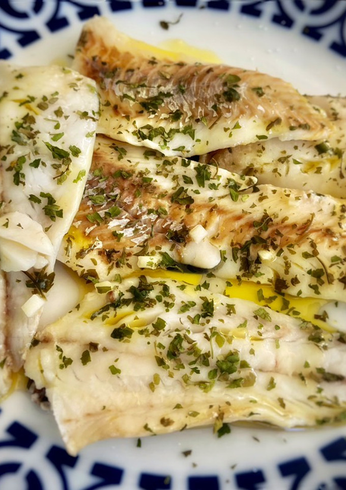 Una foto de Filetes de abadejo con ajo y perejil (en microondas)