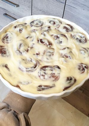 Cinnamon Rolls fehércsokis mázzal recept fotója