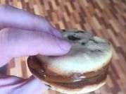 Una foto de alfajor cookie
