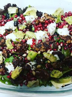 Una foto de Ensalada de Granada, brotes tiernos, nueces y vinagreta dulce