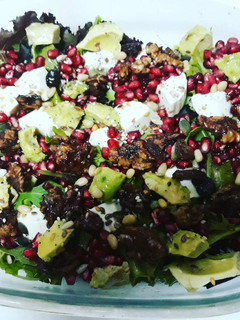 Una foto de Ensalada de Granada, brotes tiernos, nueces y vinagreta dulce