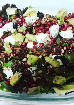 Una foto de Ensalada de Granada, brotes tiernos, nueces y vinagreta dulce