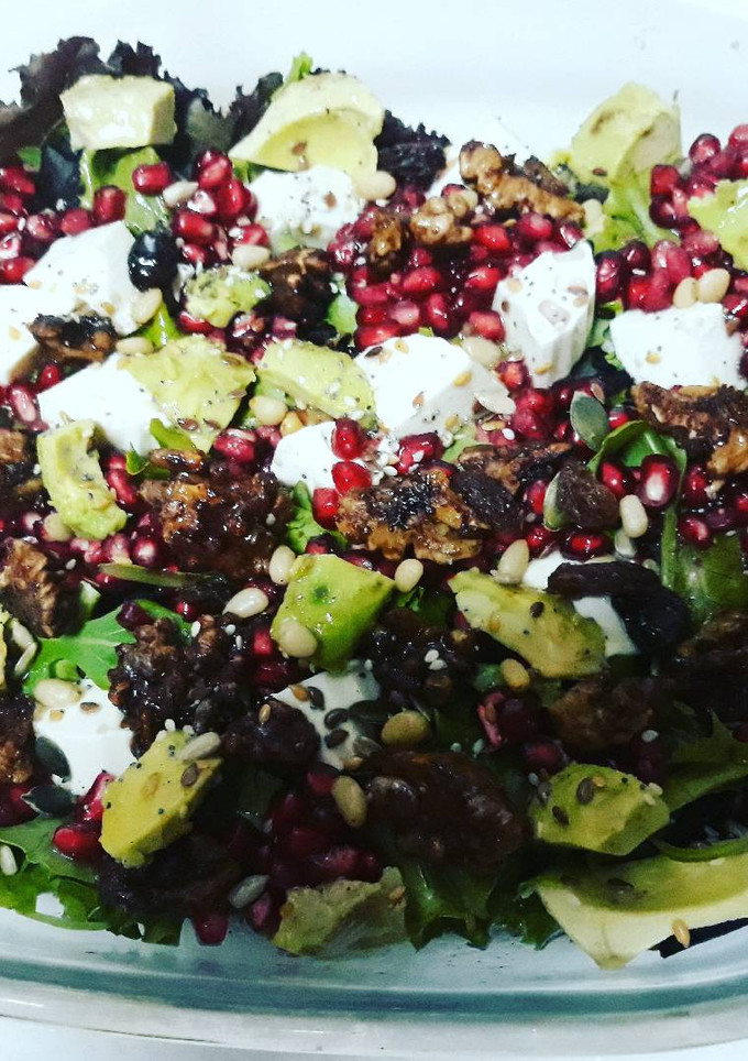 Una foto de Ensalada de Granada, brotes tiernos, nueces y vinagreta dulce