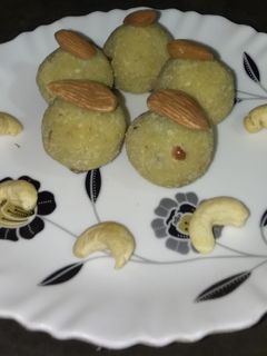 तिल खोवा के लड्डू (til khoya ke ladoo recipe in Hindi) रेसिपी मुख्य फोटो