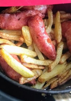 Foto de Batata rústica com linguicinha na fritadeira elétrica
