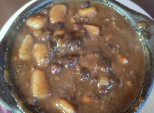 Una foto de Frijoles (porotos negros) guisados brasileños