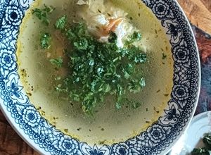 Una foto de Sopa de alitas de pollo