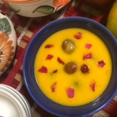 A picture of Mango custard with gulab jamun.