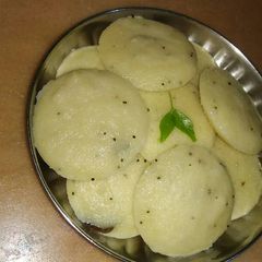 A picture of Rava idli.