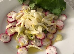 Una foto de Ensalada de rábano y bulbo de hinojo