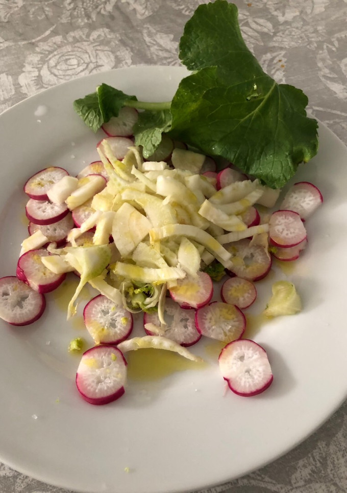 Una foto de Ensalada de rábano y bulbo de hinojo
