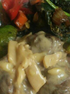 Una foto de Carne a la crema de queso y champiñón con salteado de verduras