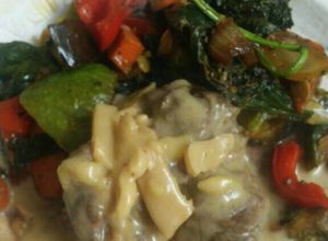 Una foto de Carne a la crema de queso y champiñón con salteado de verduras
