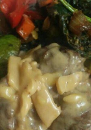 Una foto de Carne a la crema de queso y champiñón con salteado de verduras