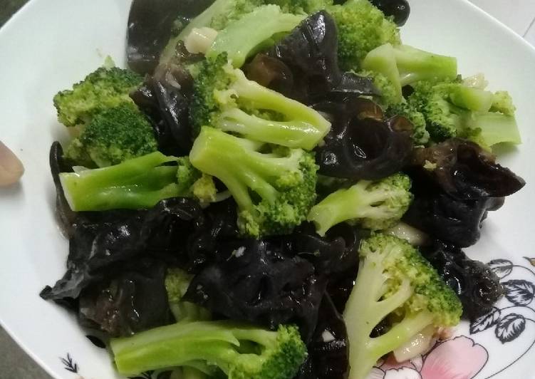 Resep Oseng brokoli jamur kuping Anti Gagal