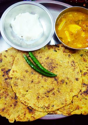चटपटी बाजरा रोटी(chatpati bajra roti recipe in hindi) रेसिपी मुख्य फोटो