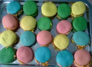 Una foto de Alfajores de maicena de varios colores rellenos con mermelada 