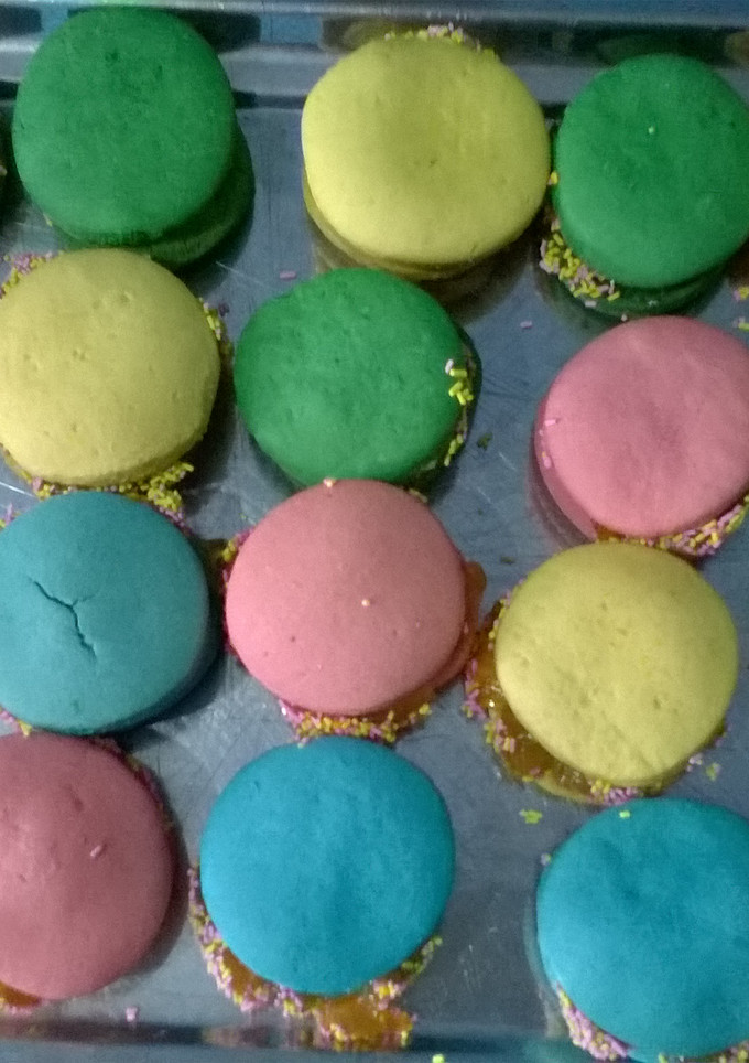 Una foto de Alfajores de maicena de varios colores rellenos con mermelada 