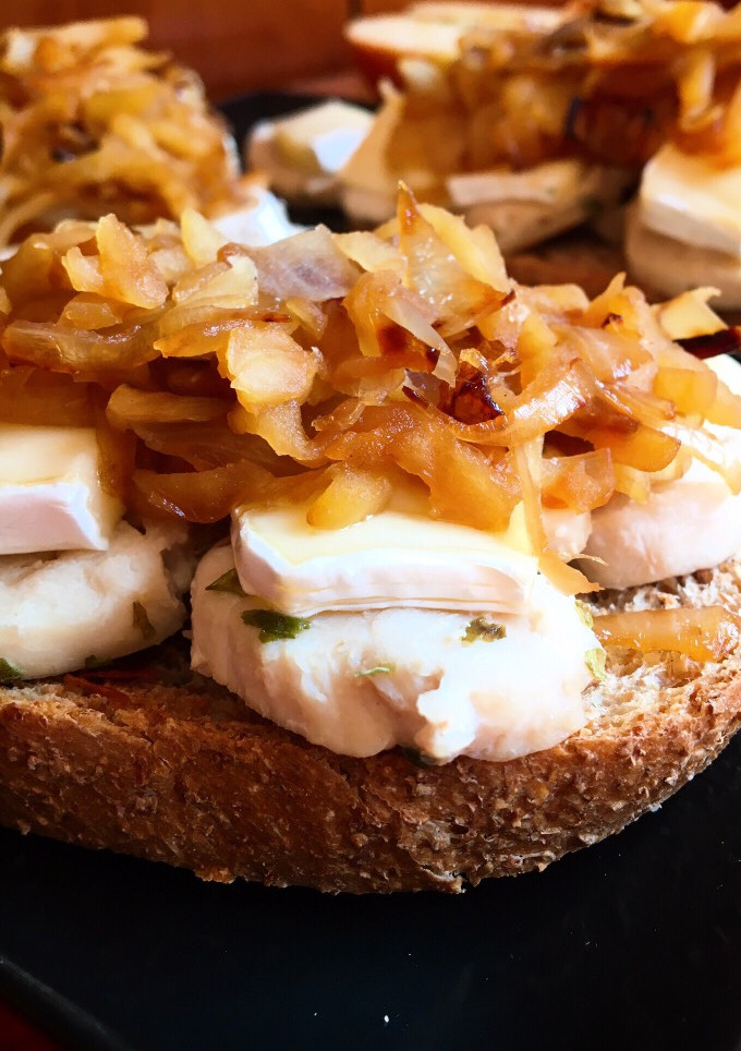 Una foto de Tostas de solomillo de pavo, brie y cebolla y manzana caramelizadas