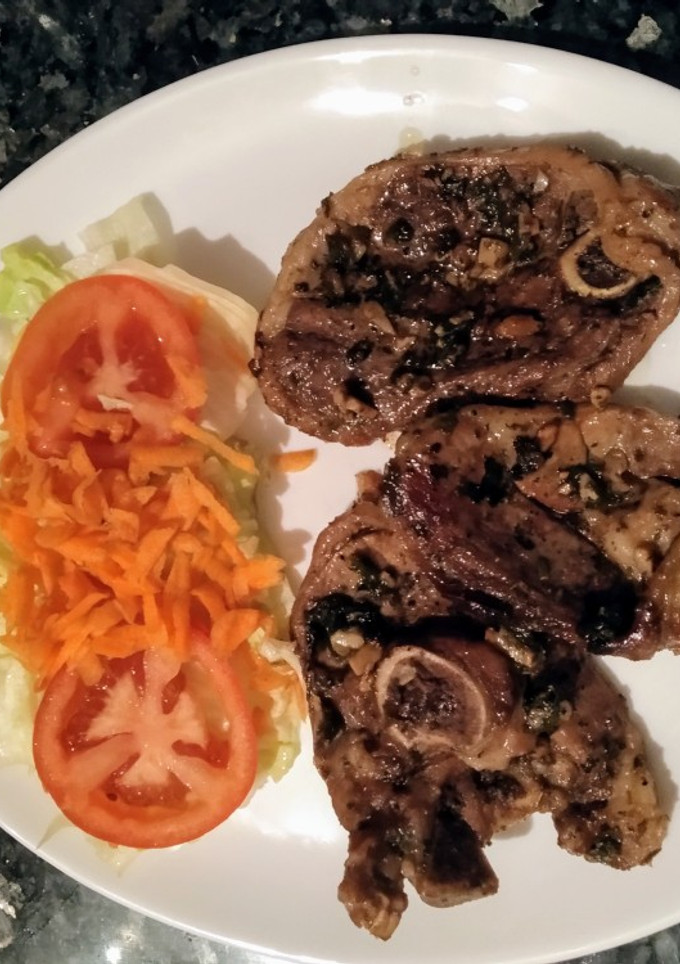 Una foto de Chuletas de cordero al ajillo