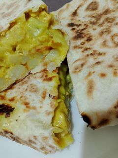 صورة لوصفة 🌯 طاكوس الدار بعجينة التورتيا والصلصة اللذيذة