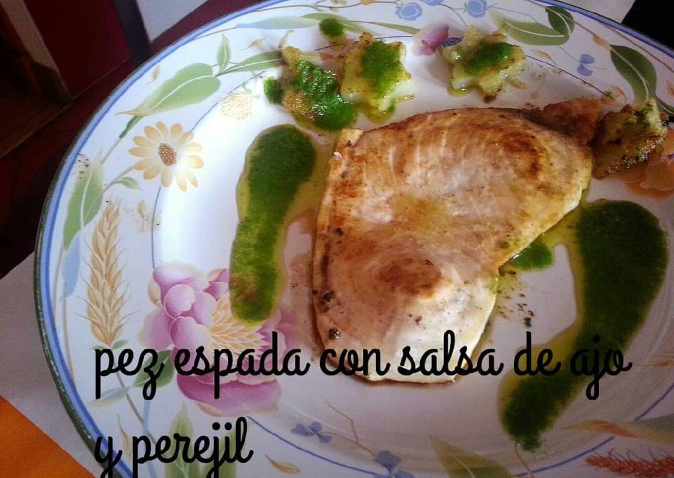 Pez espada con salsa de ajo y perejil