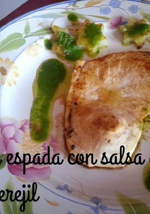 Una foto de Pez espada con salsa de ajo y perejil