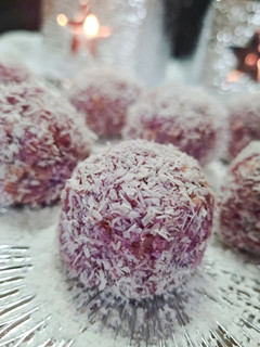 Una foto de Bolitas saludables de zanahoria morada y coco